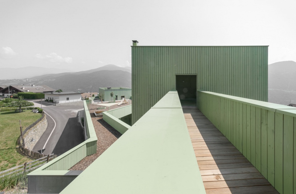 a green bridge by roland baldi architects