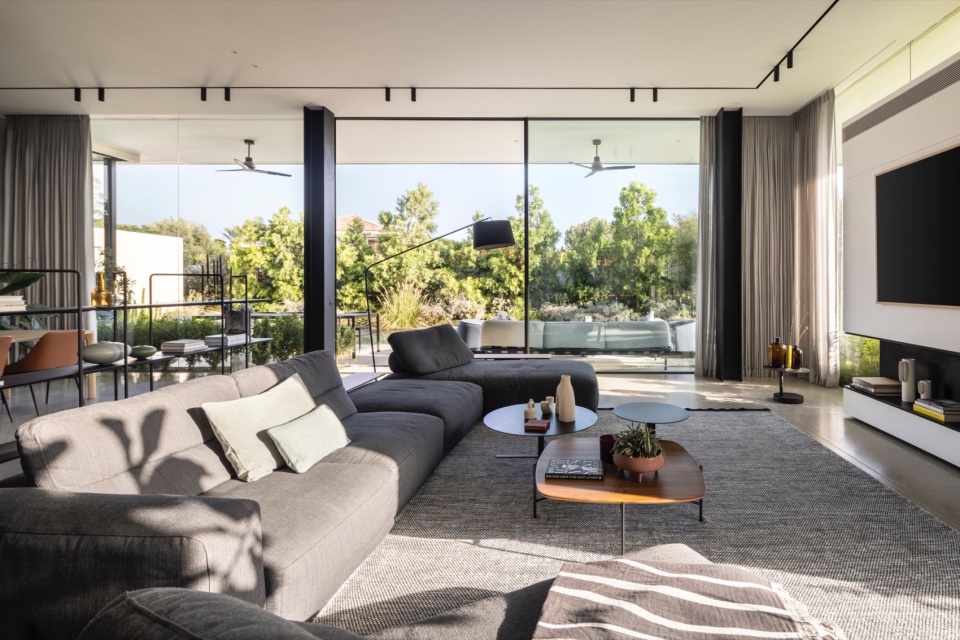 a contemporary haven in kfar shmaryahu by raz melamed