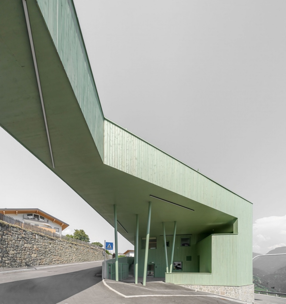 a green bridge by roland baldi architects