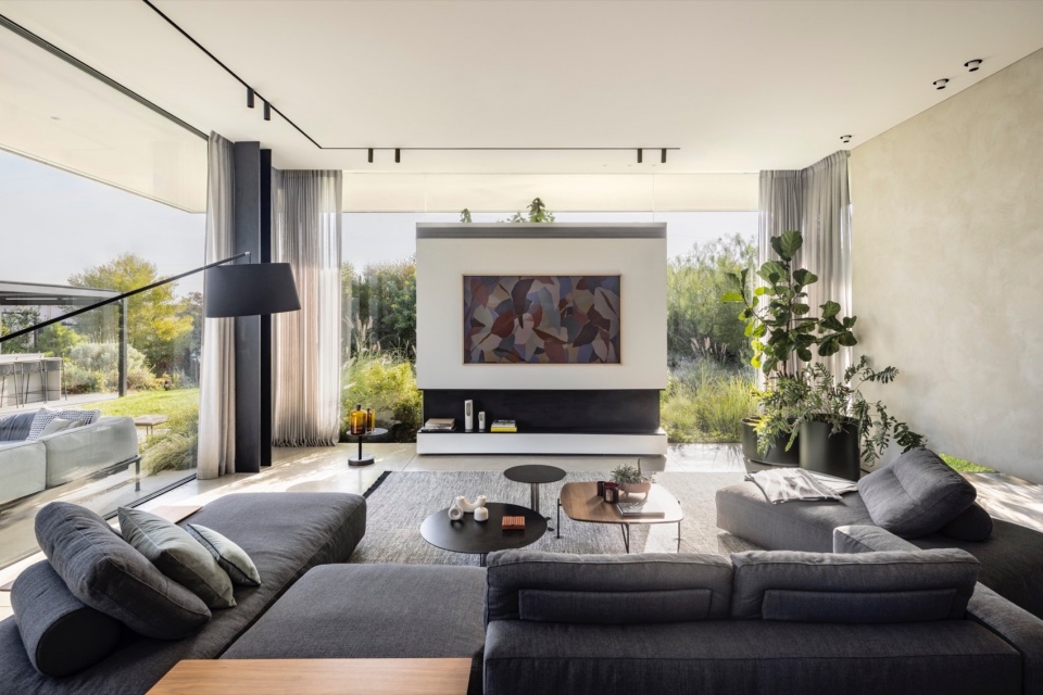 a contemporary haven in kfar shmaryahu by raz melamed