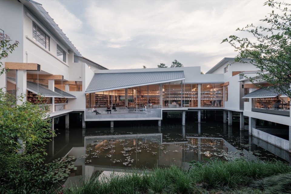 Xixi Goldmye Bookstore by Atelier Wen Arch