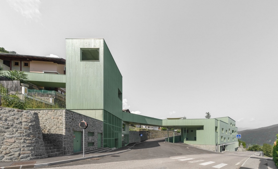a green bridge by roland baldi architects