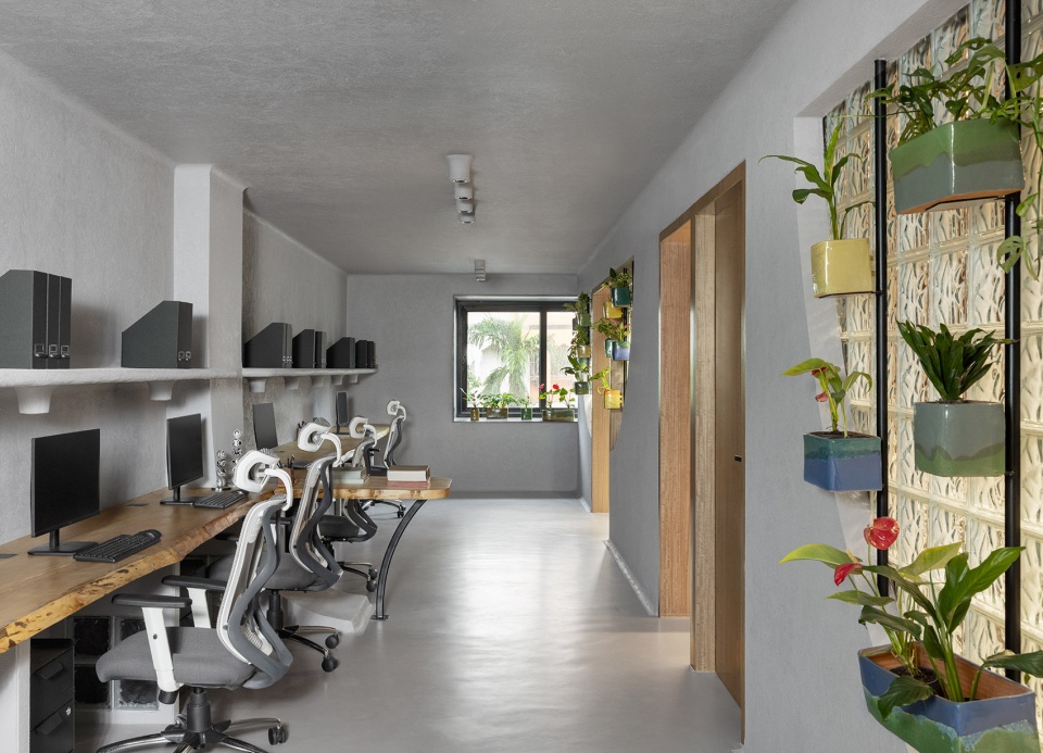 Seamless Realty Office by Spaces Design