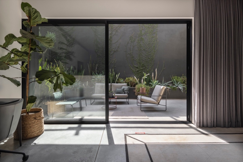 a contemporary haven in kfar shmaryahu by raz melamed