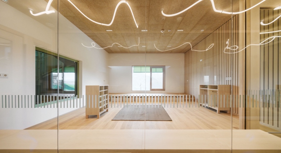 a green bridge by roland baldi architects