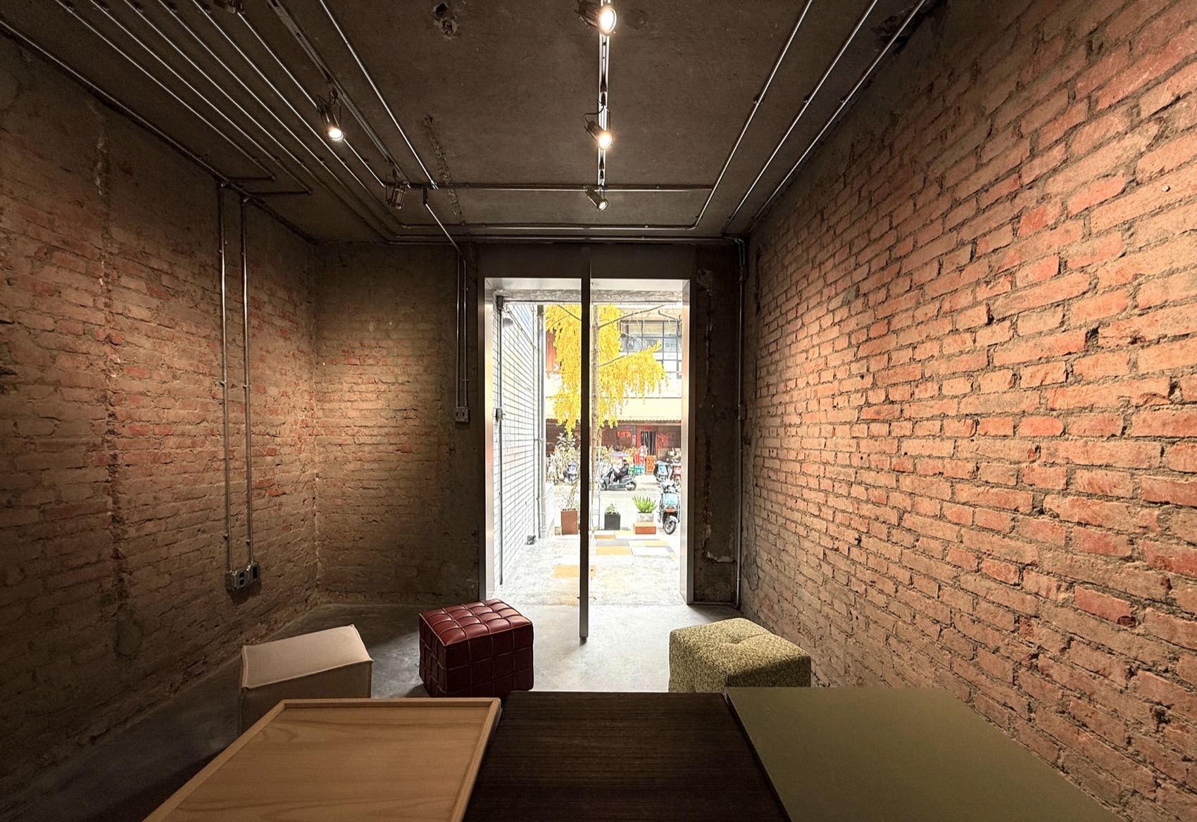 BOXES Narrow Hall