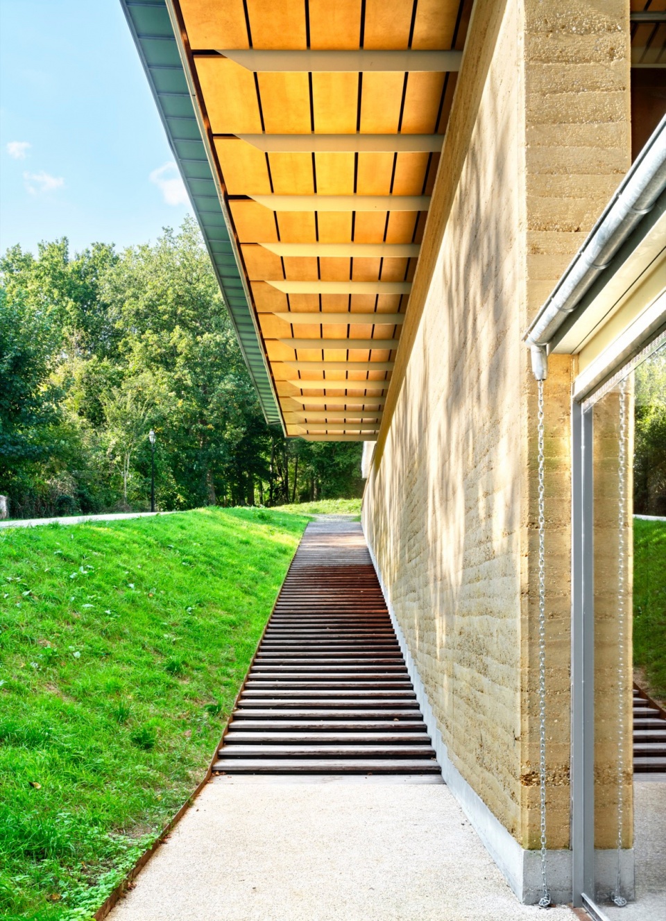 multi purpose hall in chateaufor by berellini architecte