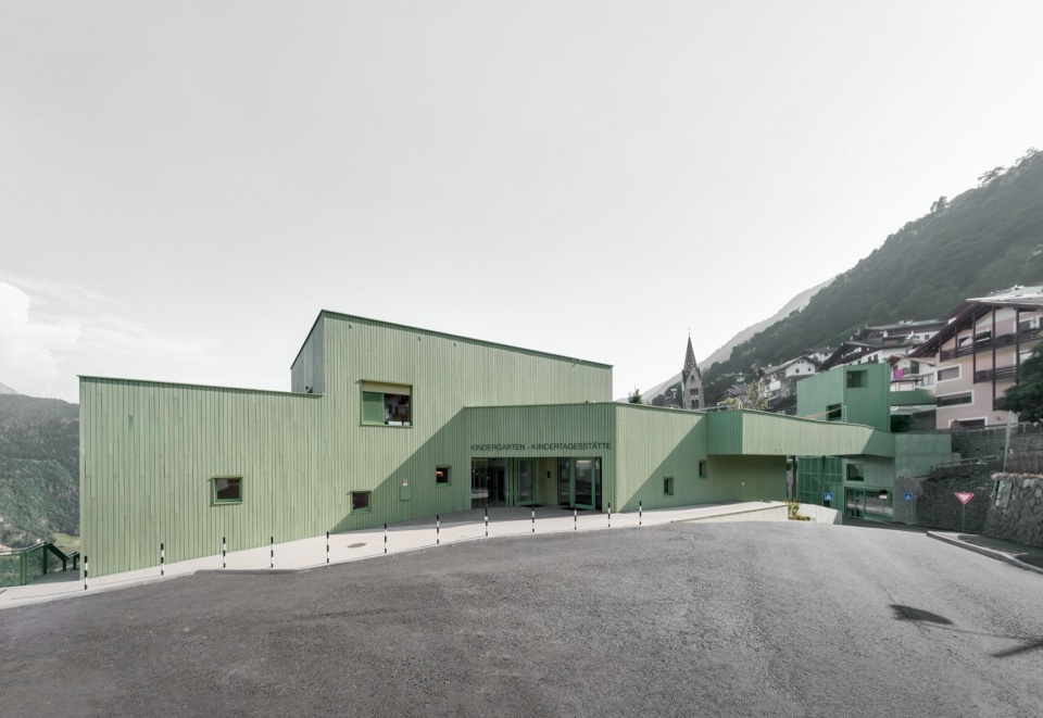 a green bridge by roland baldi architects