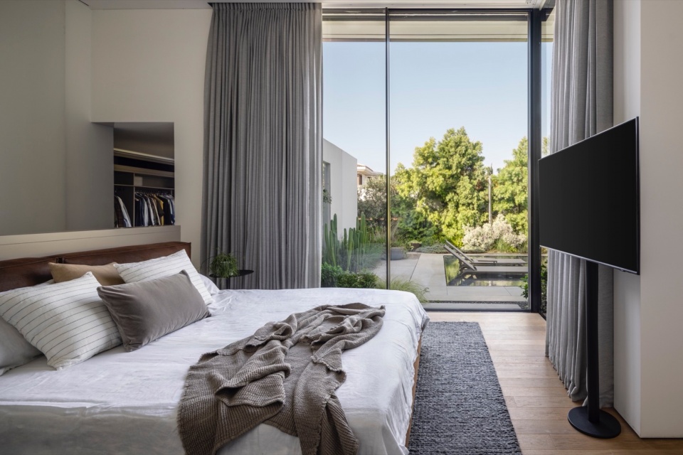a contemporary haven in kfar shmaryahu by raz melamed