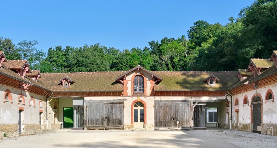 multi purpose hall in chateaufor by berellini architecte