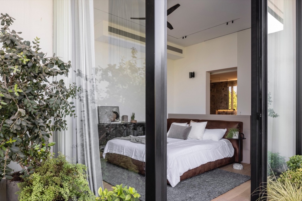 a contemporary haven in kfar shmaryahu by raz melamed