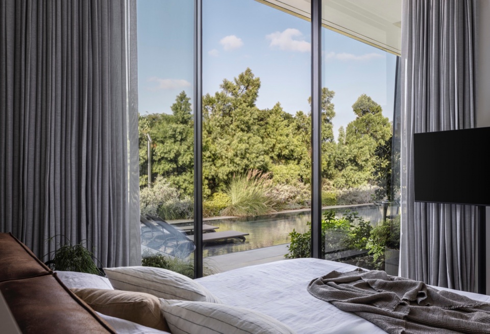 a contemporary haven in kfar shmaryahu by raz melamed