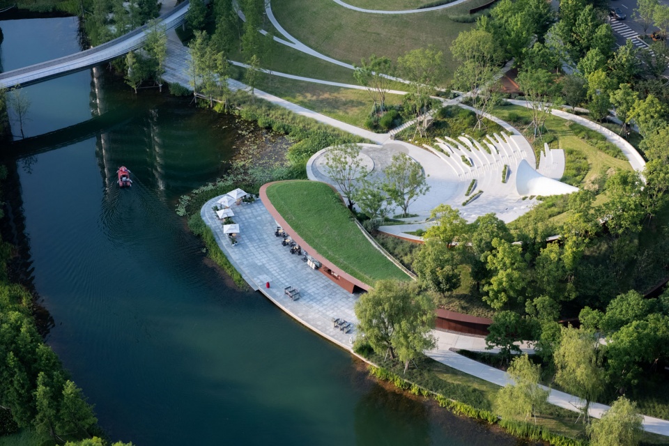 Luxelakes Whirlpool Café