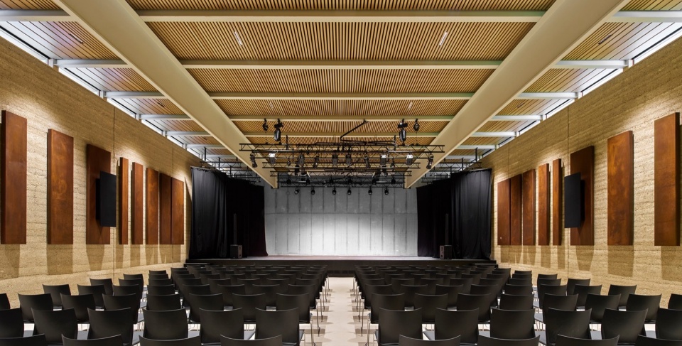 multi purpose hall in chateaufor by berellini architecte