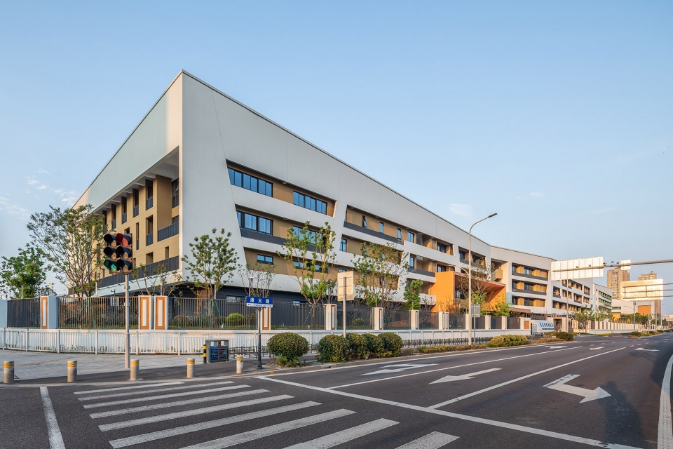 Ningbo Tong Dizhou Experimental School by cd studio
