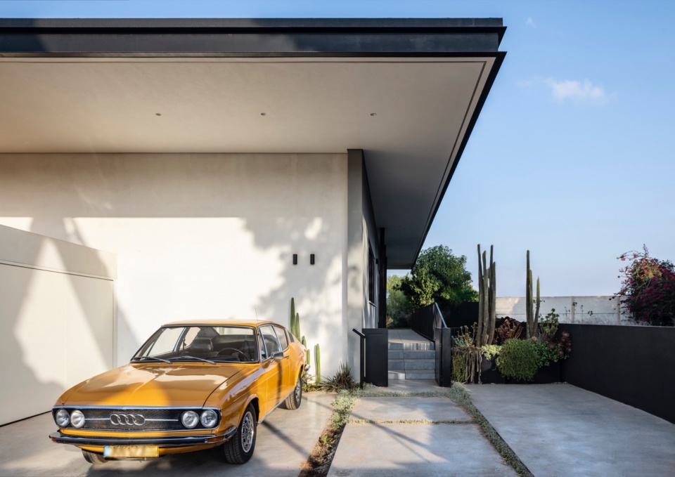a contemporary haven in kfar shmaryahu by raz melamed