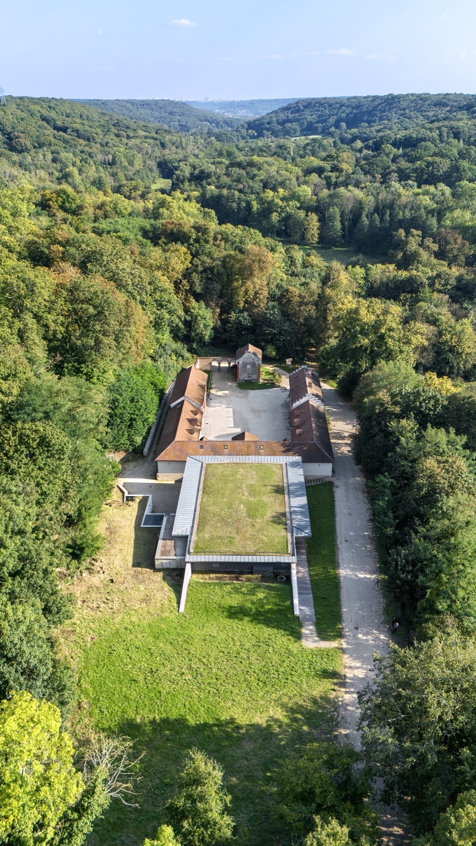 multi purpose hall in chateaufor by berellini architecte