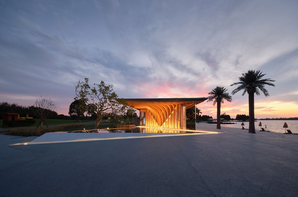The Golden Beach Pavilion in Gucheng Lake