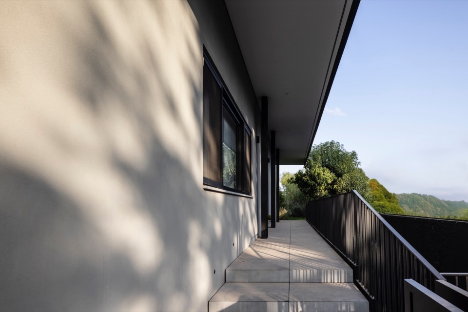 a contemporary haven in kfar shmaryahu by raz melamed