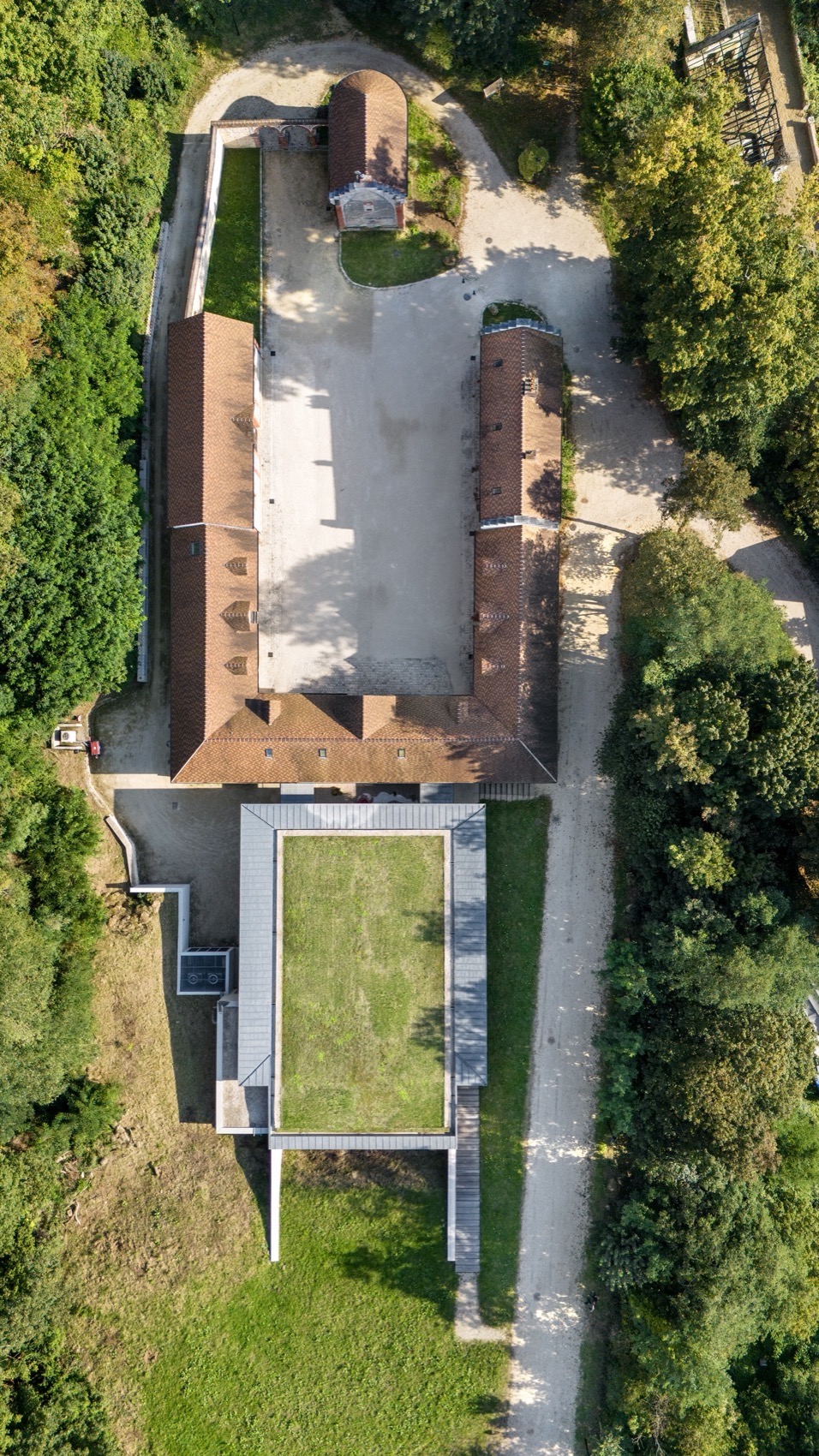 multi purpose hall in chateaufor by berellini architecte