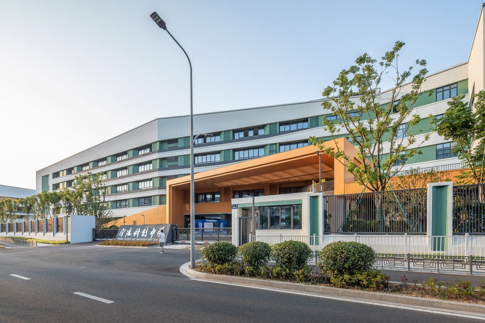 Ningbo Tong Dizhou Experimental School by cd studio