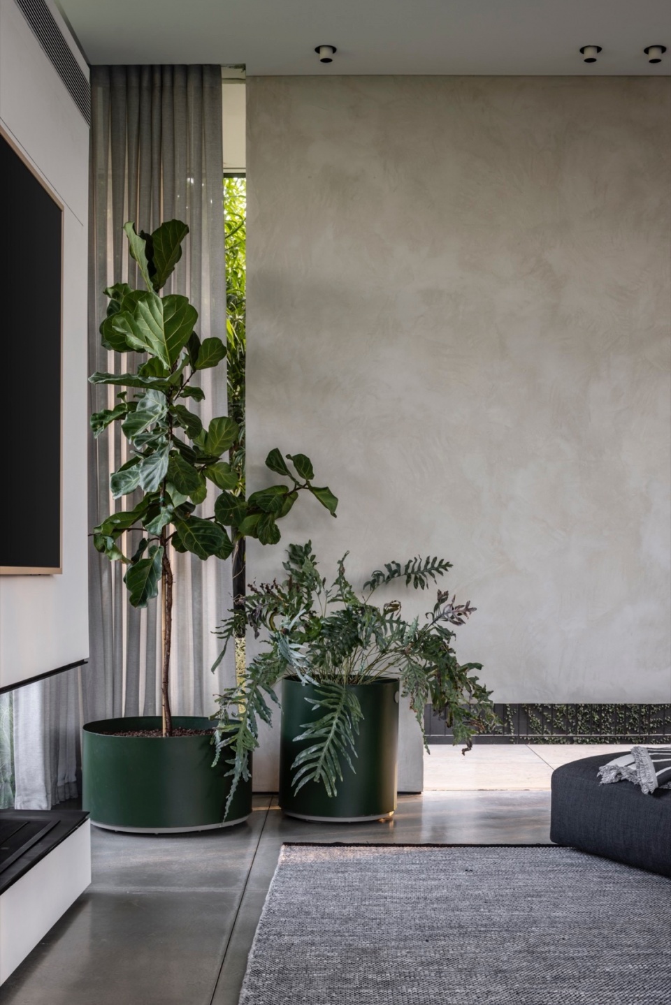 a contemporary haven in kfar shmaryahu by raz melamed