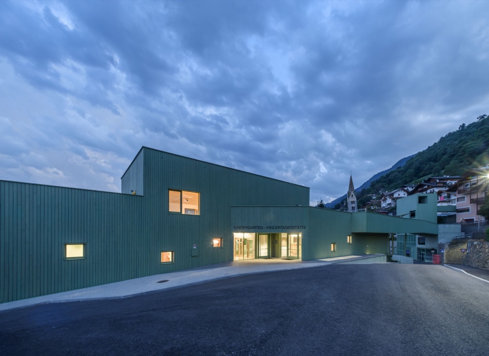 a green bridge by roland baldi architects