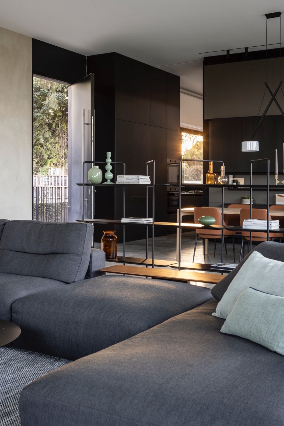 a contemporary haven in kfar shmaryahu by raz melamed