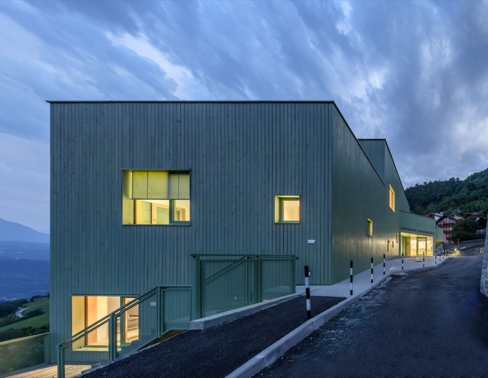 a green bridge by roland baldi architects