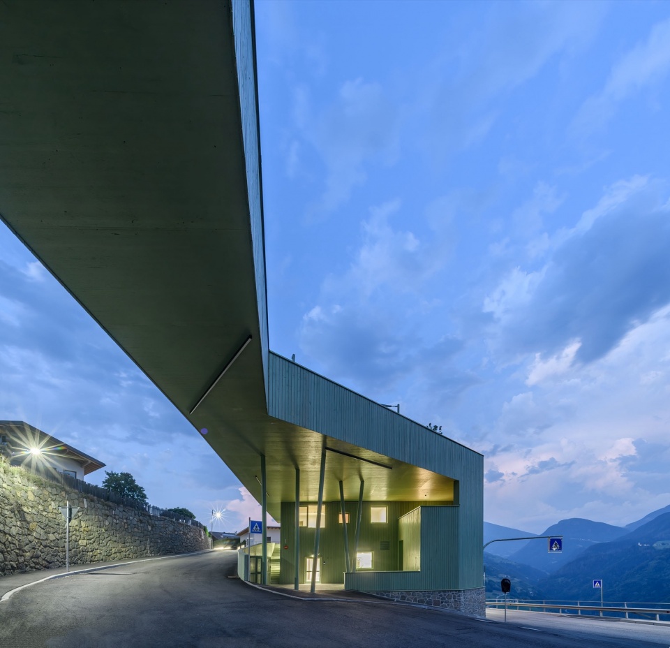 a green bridge by roland baldi architects