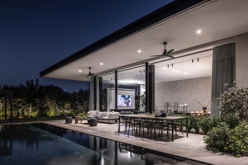 a contemporary haven in kfar shmaryahu by raz melamed