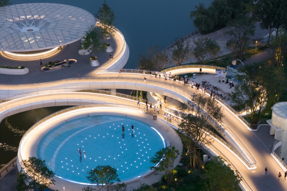 Landscape Design of the Jiaozi Pedestrian Bridge Park in Chengdu by Yudao Landscape Design