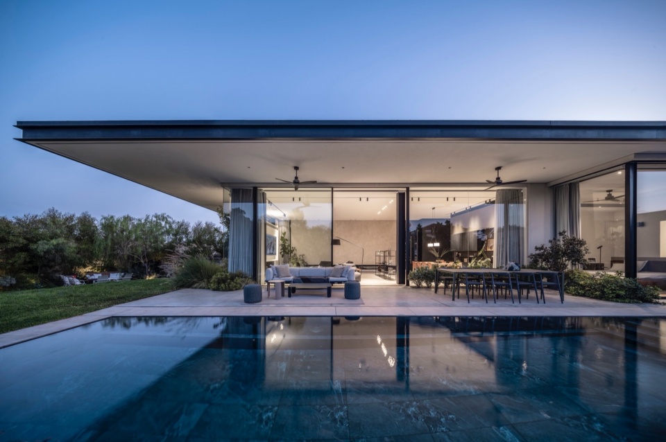 a contemporary haven in kfar shmaryahu by raz melamed