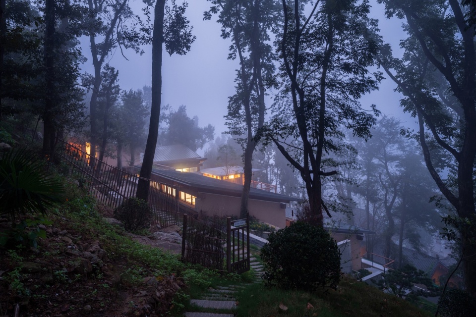 renovation design of dongfang mountain buddhist association by fanaf