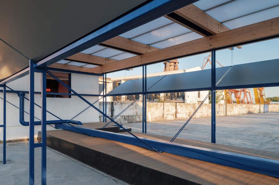 Floating Cabin by Atelier WenArch