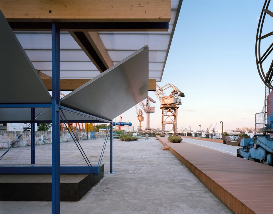 Floating Cabin by Atelier WenArch