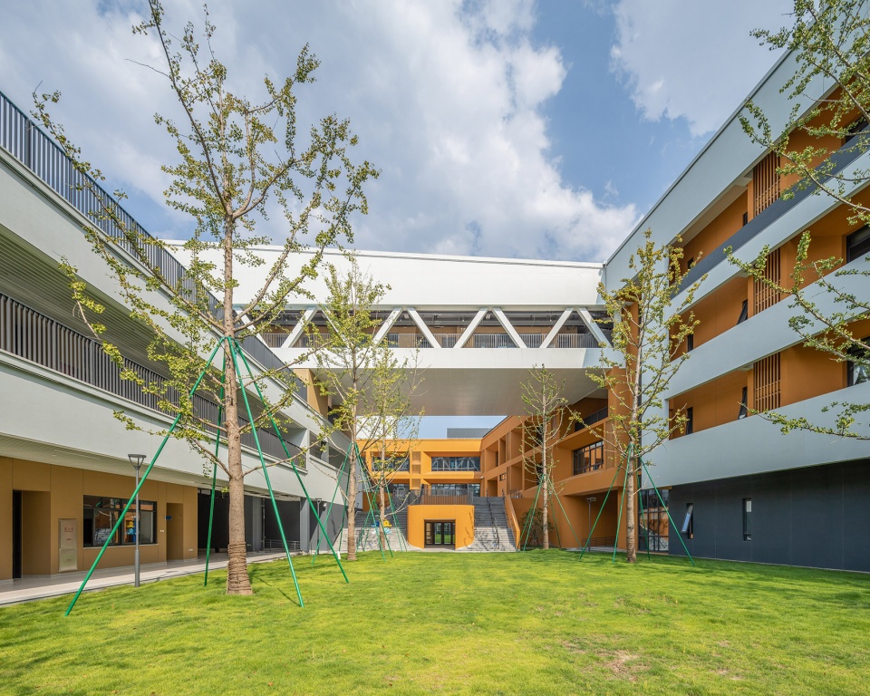 Ningbo Tong Dizhou Experimental School by cd studio