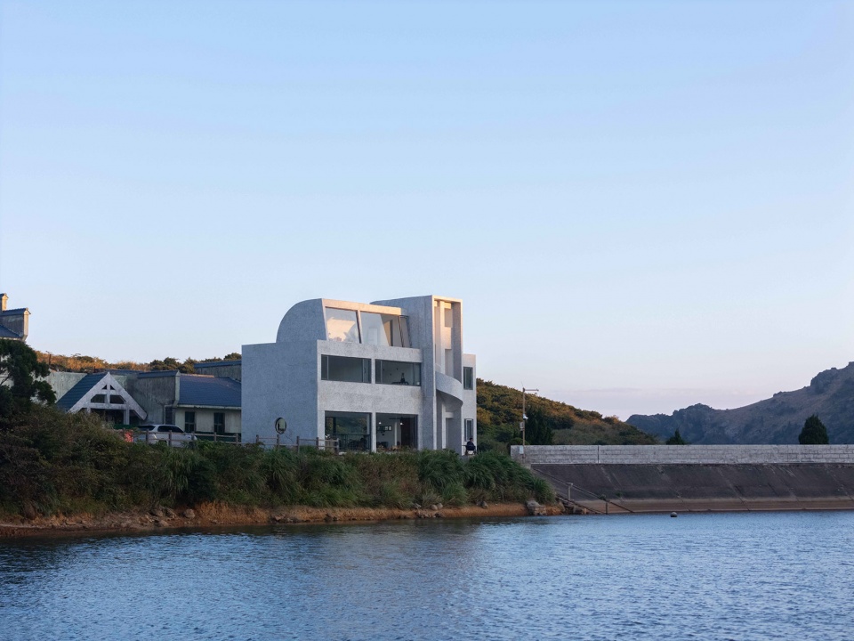 Tianhu Lake Lodge reservoir management building renovation by tobe Architecture