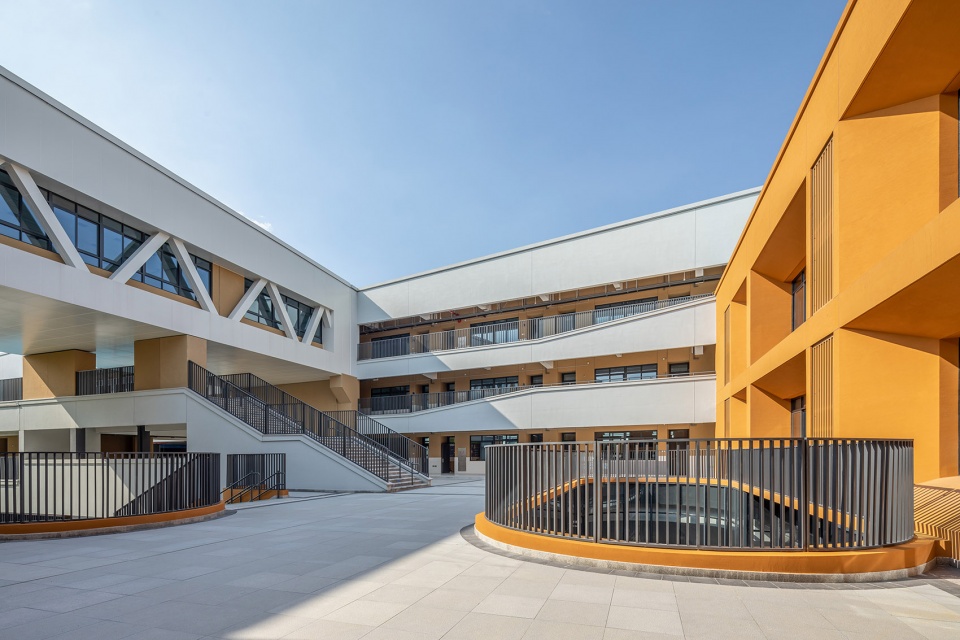 Ningbo Tong Dizhou Experimental School by cd studio