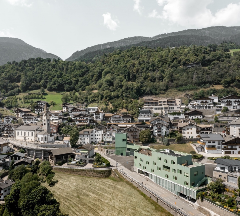 a green bridge by roland baldi architects