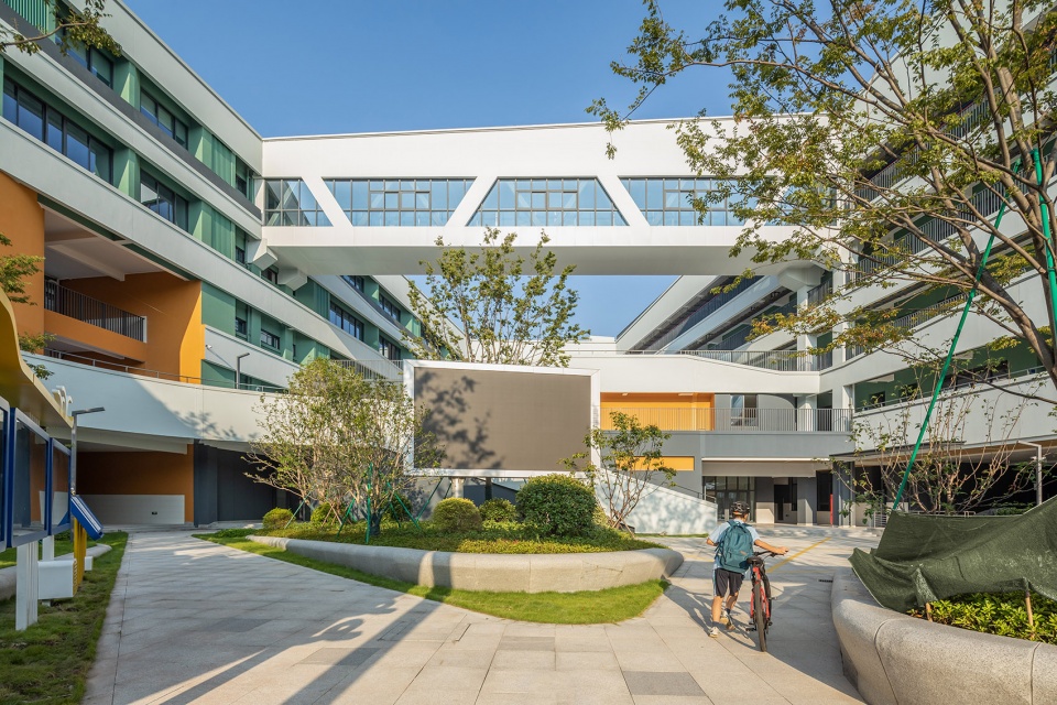 Ningbo Tong Dizhou Experimental School by cd studio