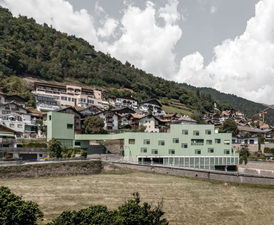 a green bridge by roland baldi architects