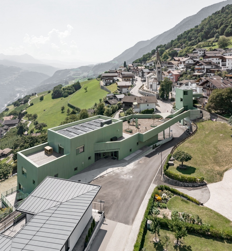 a green bridge by roland baldi architects