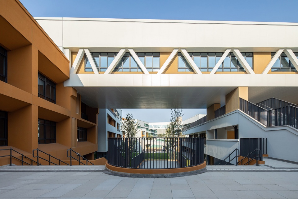 Ningbo Tong Dizhou Experimental School by cd studio