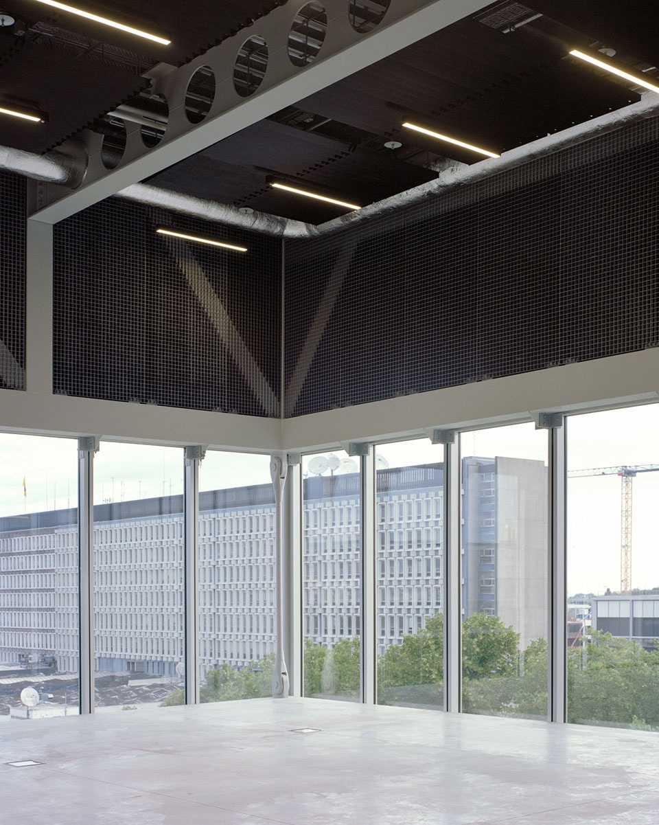 Frame 035 BaukunstMaxime Delvaux 拷贝