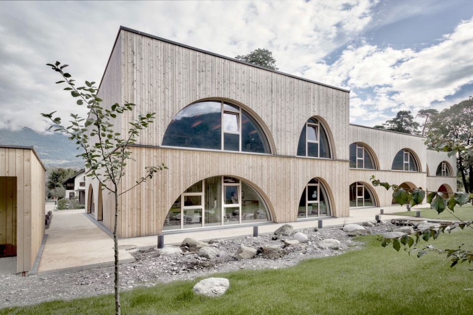 A house for children in a Pinegrove Christian Schmoelz Architekt tn2