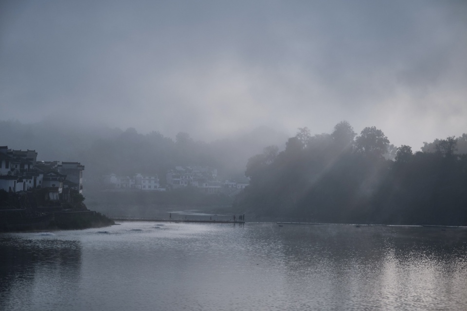 HUANGSHAN MISTYRAIN RESORT HOTEL by SEEKING IN THE DREAM RESTING BY THE WATER