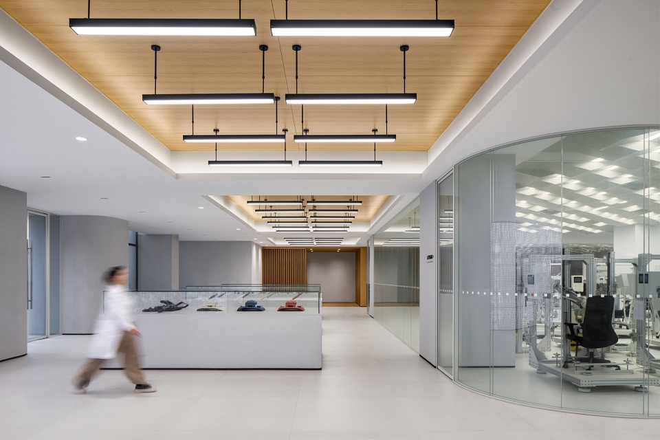 JE Furniture HQ by M Moser Associates