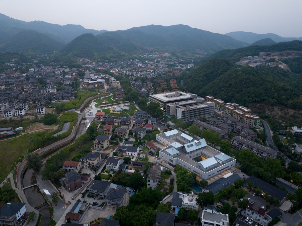 Mogan Yujie 7Hills Yard Hillstation Brand Center by ConCom Studio