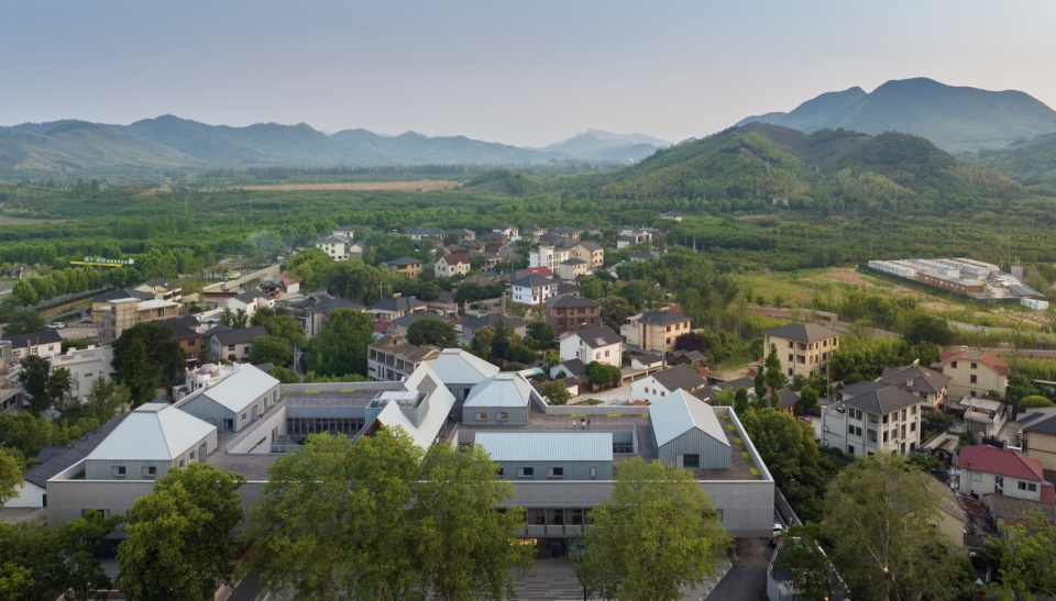 Mogan Yujie 7Hills Yard Hillstation Brand Center by ConCom Studio